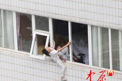 Ôm con nhảy lầu từ tầng 21 vì phát hiện bị vợ 'cắm sừng' bao năm