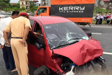 Tai nạn giao thông kinh hoàng trên đường ra sân bay Nội Bài