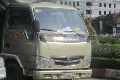 Logo lạ dán trên xe tải tung hoành đầy đường ở Sài Gòn