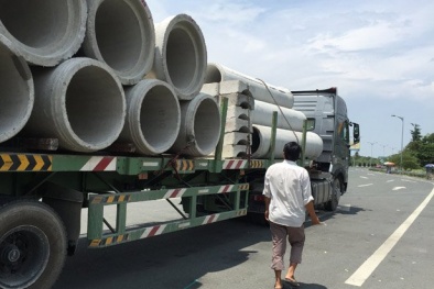 Chết khiếp với xe tải chở ống cống ‘làm xiếc’ trên đường