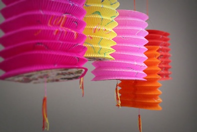 Hướng dẫn làm đèn lồng bằng giấy cực kì đơn giản