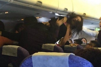 Mỹ: Hai khách nữ làm loạn máy bay bằng dao cạo lông mày