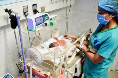 Cứu thành công bé gái trong bụng sản phụ bị súng bắn
