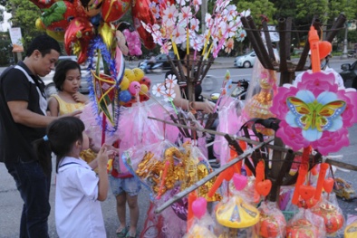 Gợi ý cách lựa chọn quà trung thu an toàn cho trẻ