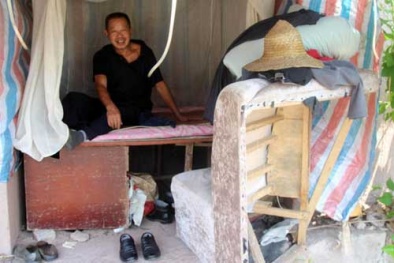 Sống gầm cầu, nhặt phế liệu để gom tiền mua nhẫn kim cương tặng vợ