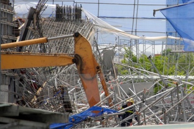 Yên Bái: Sập giàn giáo trường học, 2 công nhân rơi từ tầng 3 xuống đất