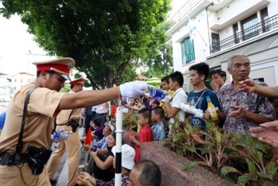 Cảm động CSGT Hà Nội biếu nước người dân xem diễu binh, diễu hành