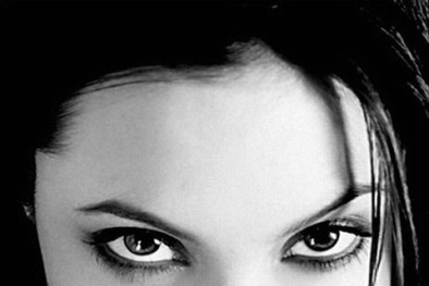 62 triệu đồng cho một bức ảnh nude của siêu sao Angelina Jolie