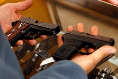 Mỹ: Mất mạng oan vì mải chụp ảnh 'tự sướng' với súng