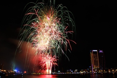 Nhớ mãi khoảnh khắc pháo hoa Quốc khánh rực sáng giữa đêm mưa