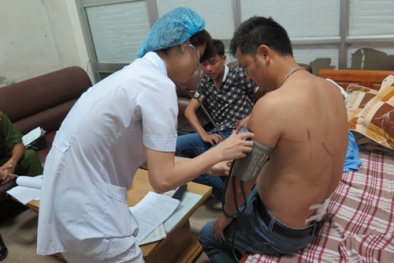 Nhà báo bị côn đồ chặn xe, truy sát kinh hoàng nghi để trả thù