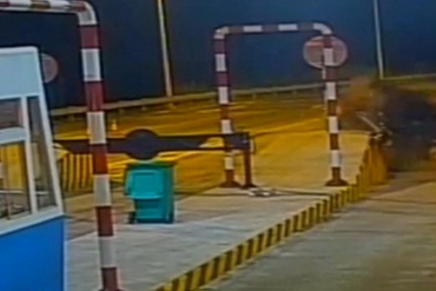Ôtô Mercedes bị hất tung khi đâm trạm thu phí trên cao tốc