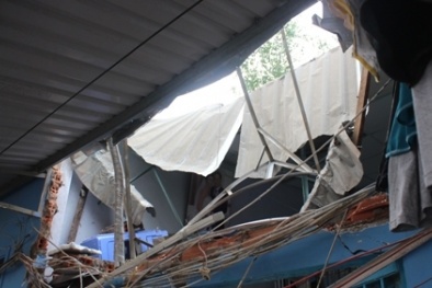 Bồn inox hàng nghìn lít nước rơi xuống đè chết cháu bé 8 tháng tuổi 