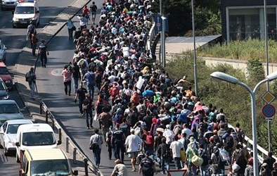 Cả nghìn người di cư quyết đi bộ