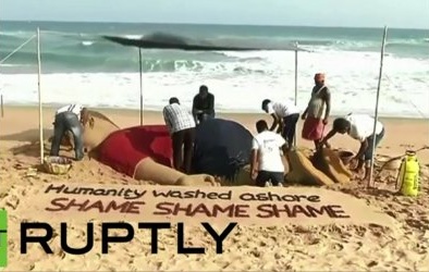 Đắp tượng cát khổng lồ tưởng niệm bé trai di cư Syria chết bên bờ biển