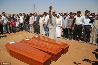 Hành trình trở về đẫm nước mắt của bé trai di cư chết bên bờ biển