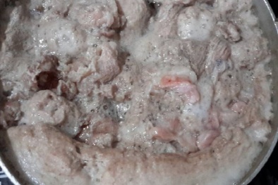 Phát hoảng vì luộc thịt lợn, bọt nâu trùm kín nồi