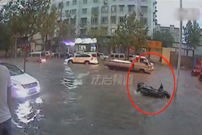 Trung Quốc: Bỏ mặc cụ ông ngã xe giữa đường trong cơn mưa đến chết