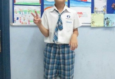 Học sinh lớp 2 bị đuổi học do mẹ chê cà vạt của trường xấu trên facebook