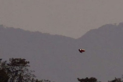 Ghi lại được hình ảnh UFO bay lững lờ trên bầu trời Costa Rica