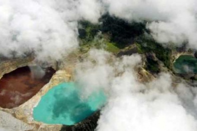 Khám phá bí ẩn hồ nước 'ma quái' đổi màu liên tục ở Indonesia 