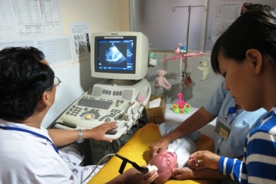 Sức khỏe bé trai bị dao đâm xuyên đầu ổn định ngày tái khám