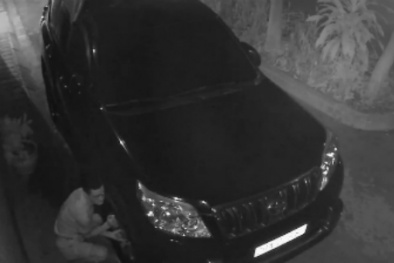 Trộm cạy logo 4 bánh Toyota Prado trong tích tắc