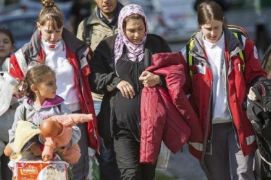 Đức huy động quân đội, sẵn sàng giúp 40.000 người tị nạn