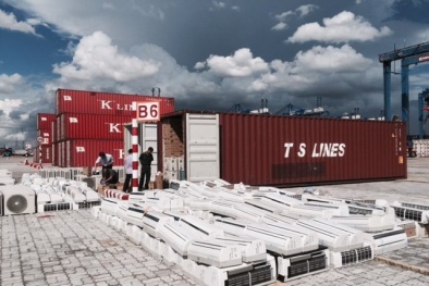 Phát hiện container chứa đồ công nghiệp, hàng xách tay giả tại TP. HCM