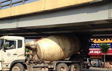 Mặc kệ biển cấm, xe bồn cố rẽ rồi mắc kẹt dưới gầm cầu