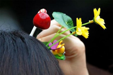 Mốt kẹp tóc 'mọc cây trên' đầu tràn về Việt Nam