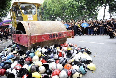 Hà Nội: Tiêu hủy hàng nghìn mũ bảo hiểm dởm