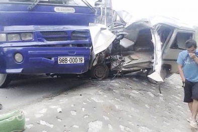 Hai xe chở khách đâm trực diện kinh hoàng, ít nhất 2 người tử vong