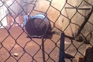  Đang cắt thùng phuy phát nổ khủng khiếp, một bé trai bắn xuống mương tử vong