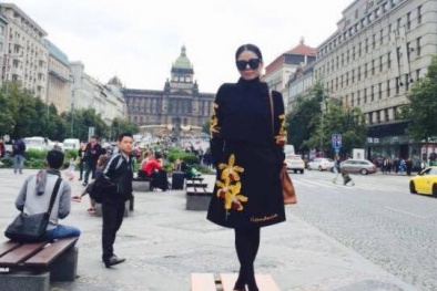 Lệ Quyên lại bị 'ném đá' vì đứng lên ghế công cộng để chụp hình 