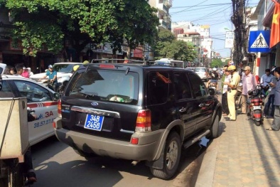 Xe 'biển xanh' bỏ chạy đi vào đường cấm, tài xế cố thủ trong ca-bin