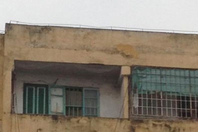 Hải Phòng: Thanh niên khỏa thân cầm dao đánh đu trên lan can khu tập thể