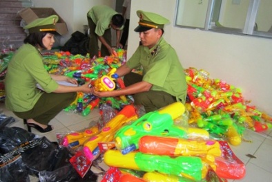 Nghệ An: Thu giữ hàng nghìn đồ chơi trung thu bạo lực