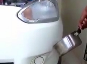 Sửa vết móp xe bằng nước sôi