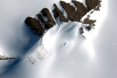 Phát hiện xác UFO rơi chôn vùi trong tuyết ở Nam Cực?