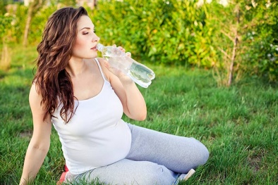 Nước uống đóng chai có hại cho sức khỏe bà bầu