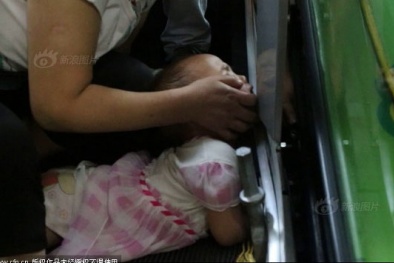 Trung Quốc: Bà đau đớn nhìn thang cuốn 'nuốt' tay cháu gái 3 tuổi