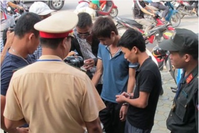 Ghi hình tổ công tác 141 làm nhiệm vụ, phóng viên bị ép xóa video