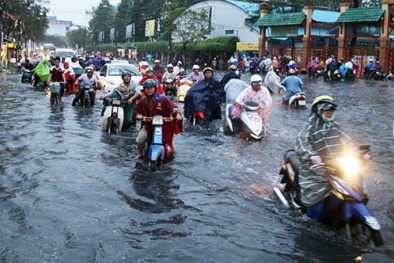 Sài Gòn dầm trong nước thối sau trận mưa lớn nhất năm