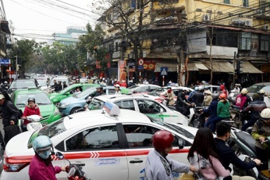 Ùn tắc giao thông ở Hà Nội: 'Taxi phải chịu bao nhiêu tội!'