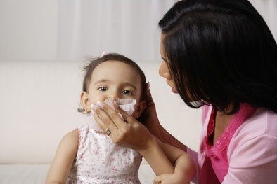 Cách chữa nghẹt mũi khi bé bị cảm cúm ngày mưa lạnh