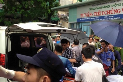 Giải cứu người đàn ông tự đâm vào tay mình la hét hỏi tìm vợ