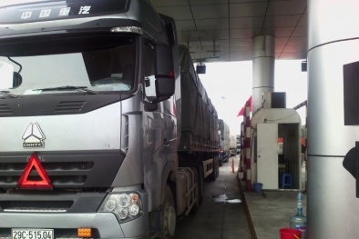 Xe đầu kéo quá tải gây ùn tắc 3 giờ đồng hồ trên cao tốc Nội Bài - Lào Cai 