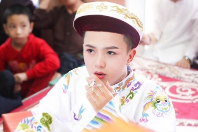 Dân mạng phát ‘cuồng’ mỹ nam hầu đồng đến từ Thanh Hóa