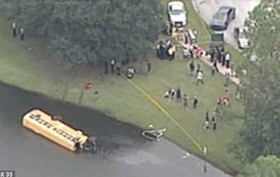 Mỹ: Xe buýt chở 28 học sinh lao xuống hồ do hỏng phanh